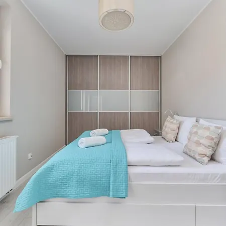 アパート Elegant 1 Bedroom With Balcony In By Renters ヴロツワフ