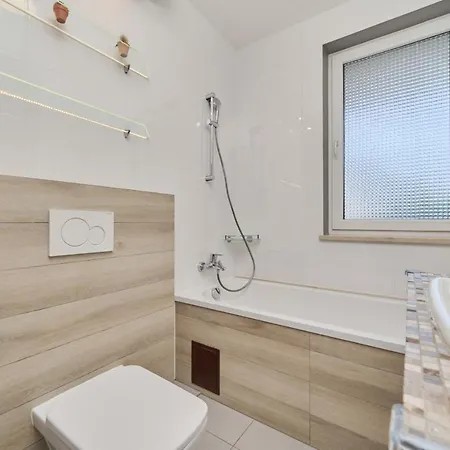アパート Elegant 1 Bedroom With Balcony In By Renters ヴロツワフ